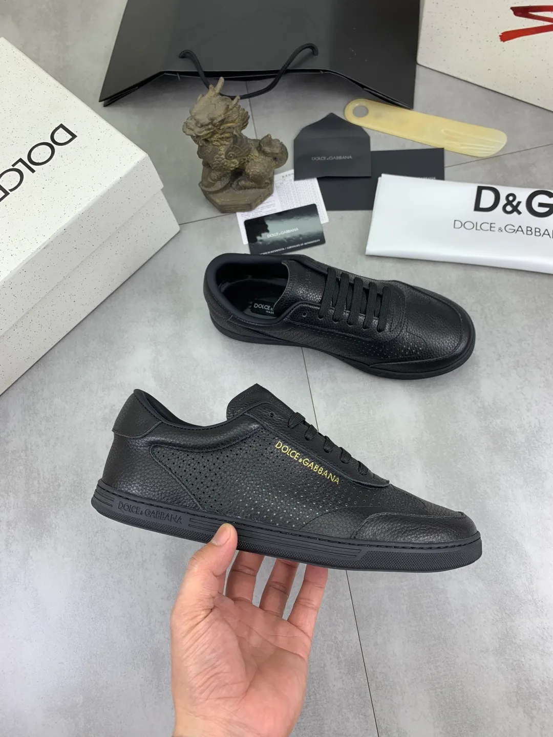 Men's shoes P500 💰 [New model] The latest hot model, top original quality, the official website is synchronized with "DOLCE&GABBANA [Dolce & Gabbana] ~ High Quality." The effect is low-cut casual DG men's shoes, loved by many celebrities, using high-end imported first-layer frosted calfskin with punched logo design + cowhide feet, simple and elegant, perfect interpretation of the latest inspiration for shoes, classic and fashionable integration, luxury dream, dominating fashion Suitable for drivers, light and comfortable to drive, light and breathable for outdoor travel, high-end quality, trustworthy, black or white🉑️choose! Code number: 38-46